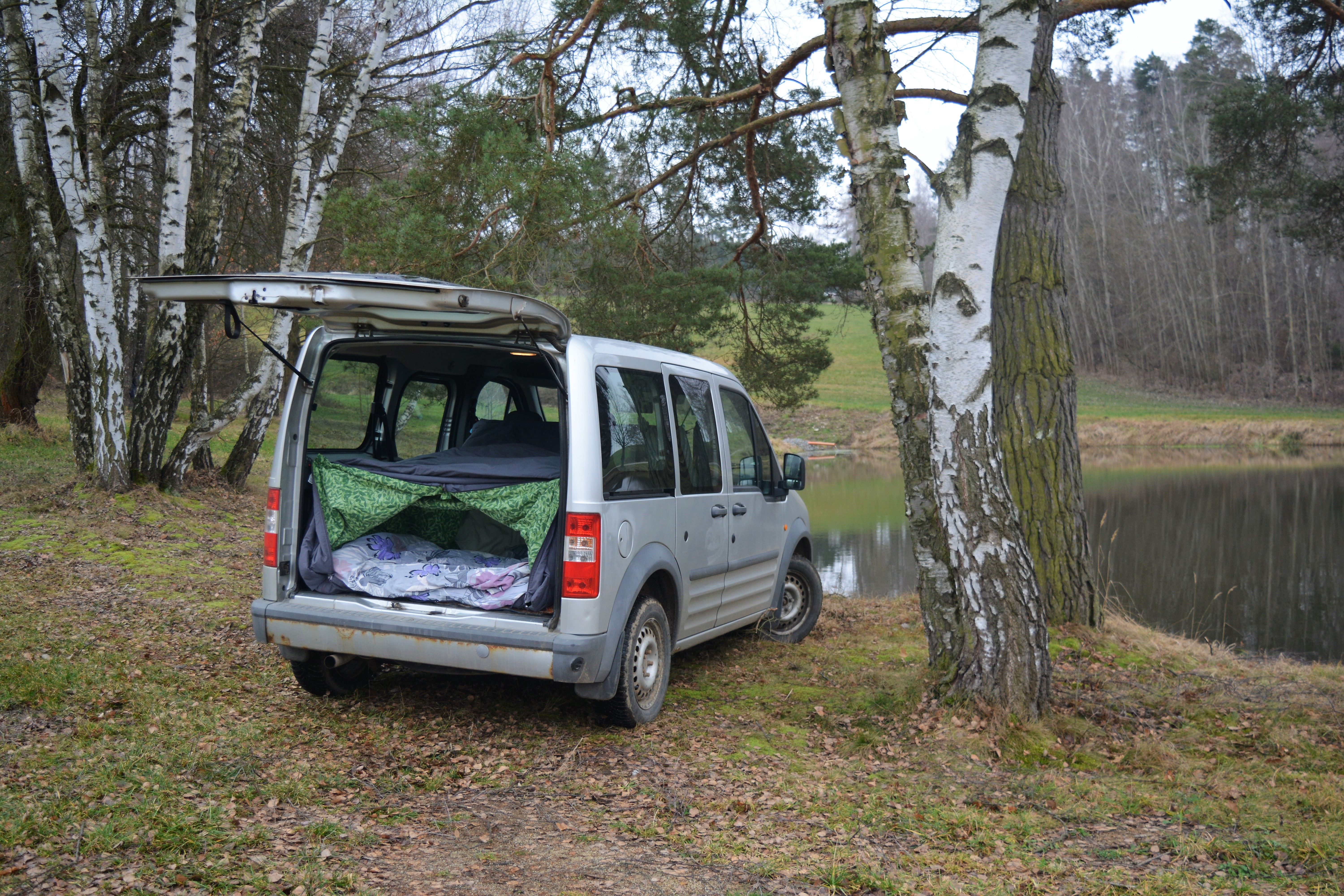 Ford - při instalaci  bez vestavby se stan HAAKU krásně schová pod úrovní oken