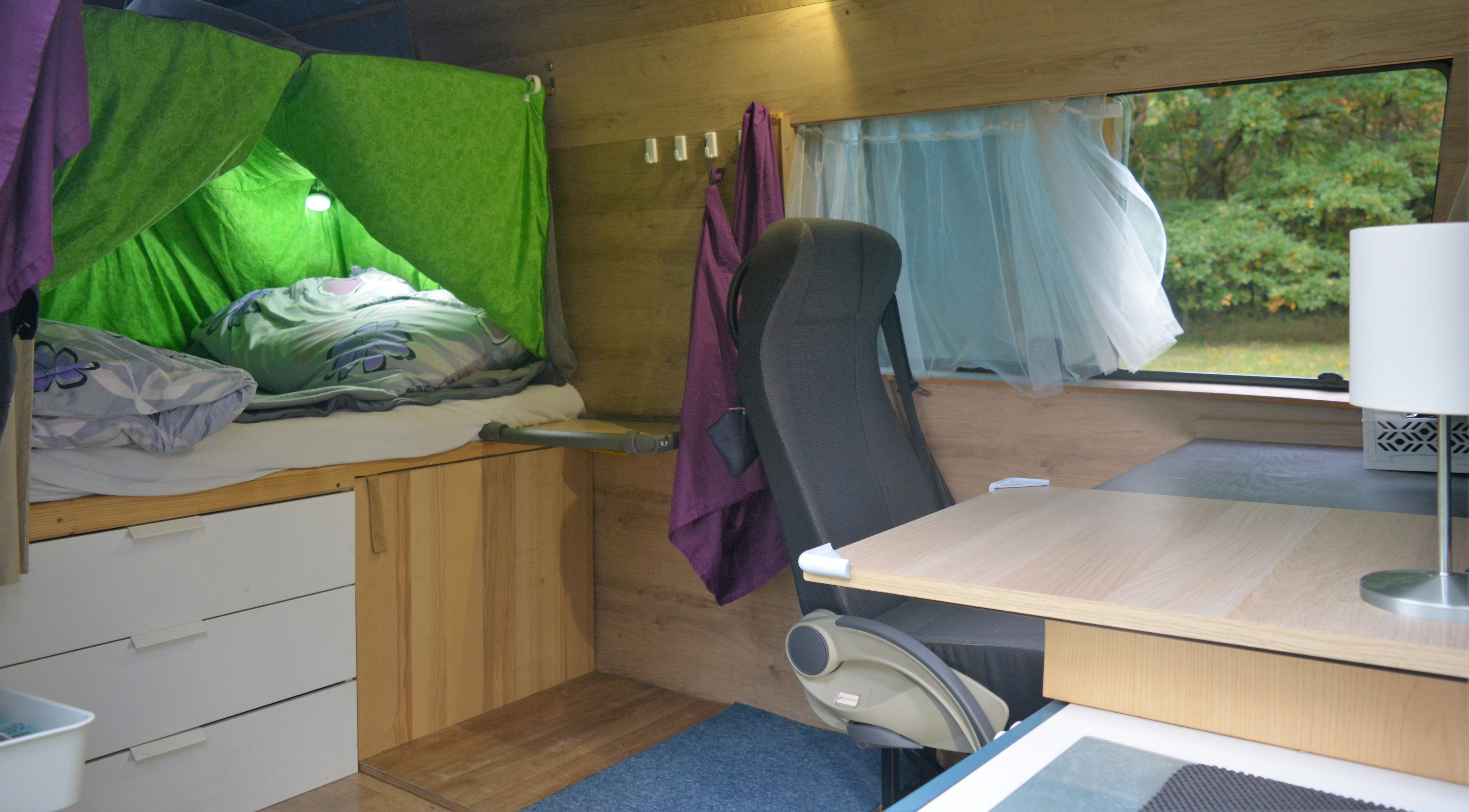 Instalace MB Sprinter, tady jsou připravené tyčky pro uchycení stropního dílu